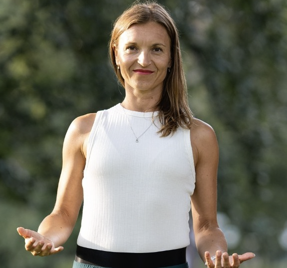Linda stojí s otevřenou náručí